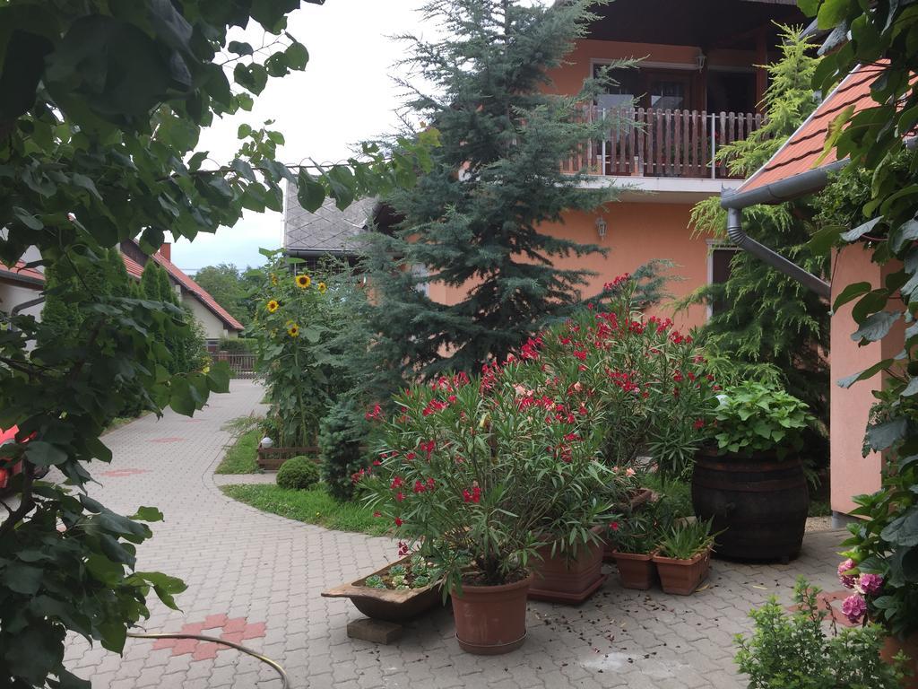 Valentin Vendeghaz Hotel Balatonlelle Luaran gambar